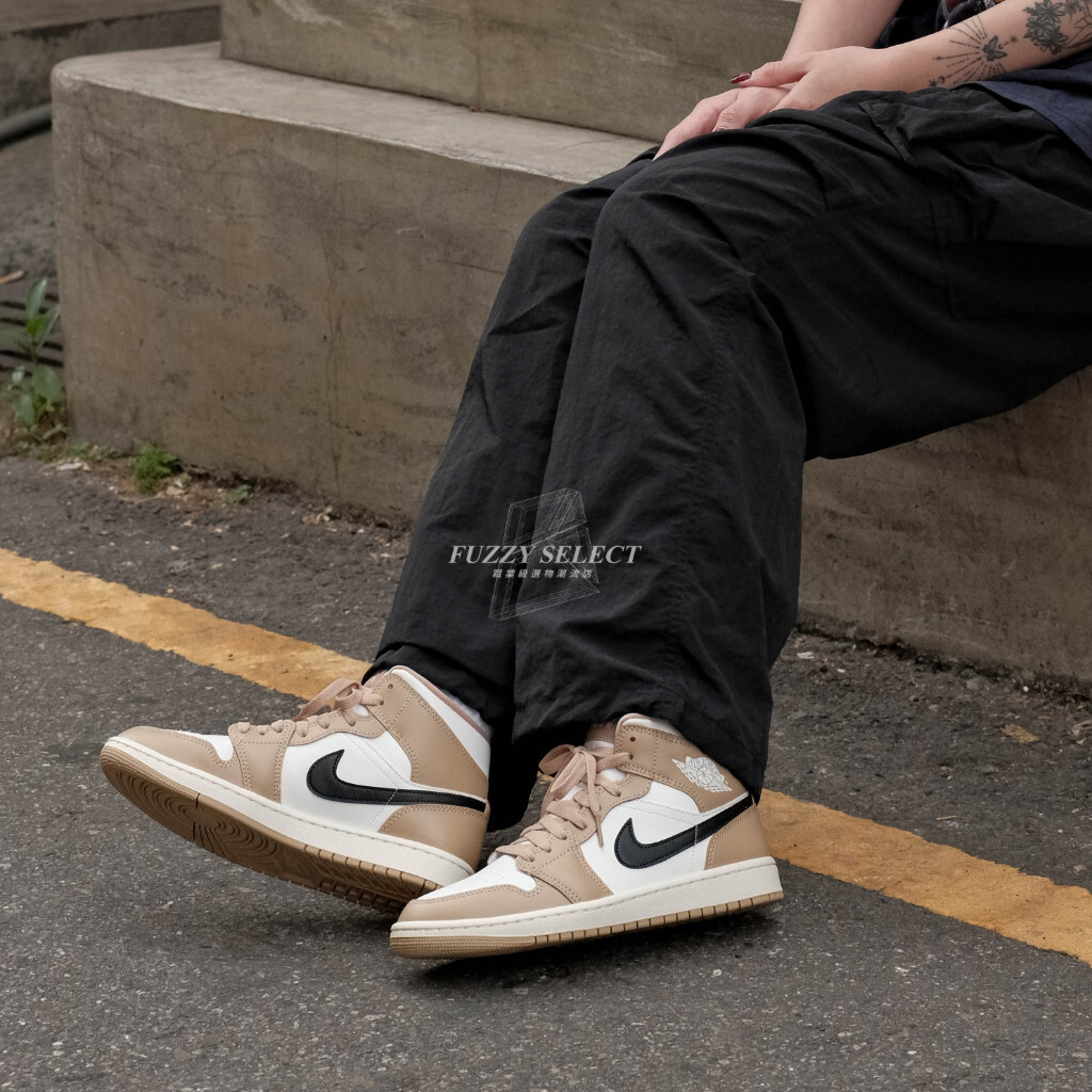 [Daigou] W Air Jordan 1 Mid Desert Sand Color Black Hook Milk Tea BQ6472-103 BOFP