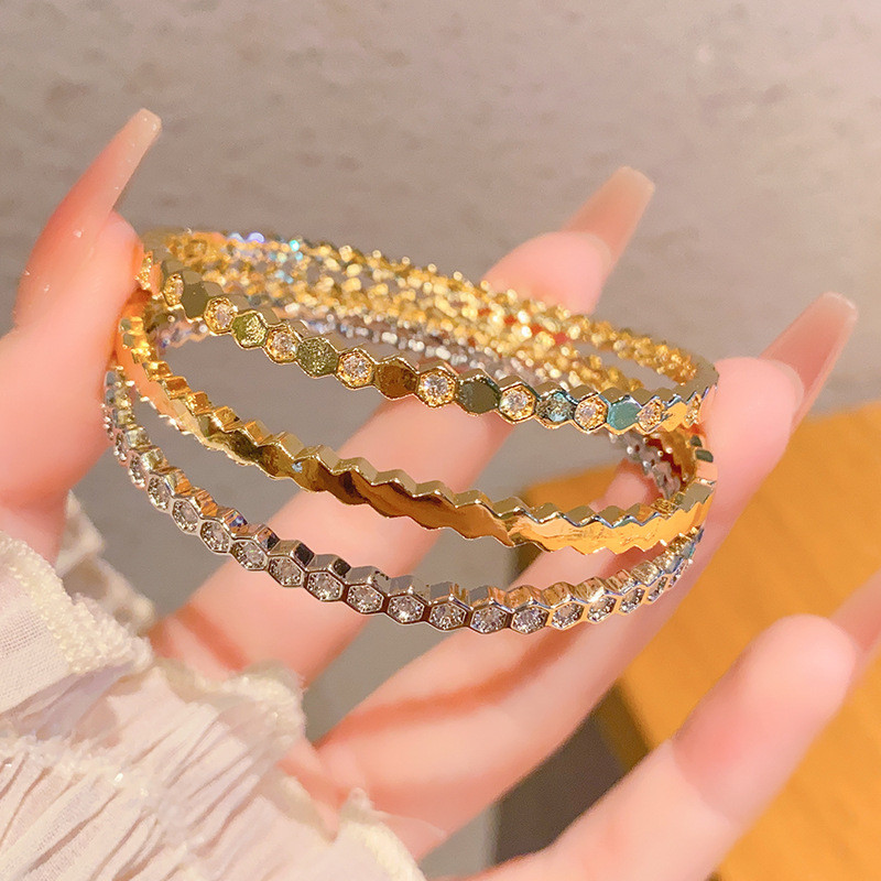 สร้อยข้อมือชุบทอง 18K ฝังเพทาย Gypsophila สร้อยข้อมือรังผึ้งสุภาพสตรีเครื่องประดับ