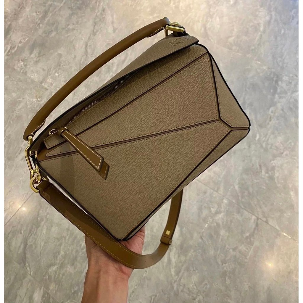 Loeway L0EWE กระเป๋าถือและสะพายไหล่ สีคาราเมลทราย สำหรับผู้ชายและผู้หญิง