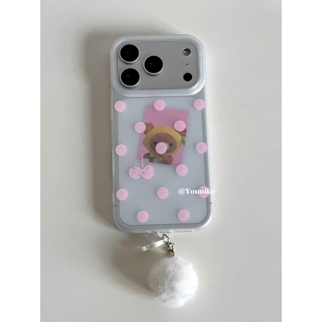 Qingya Sweet Cat Series Girl สไตล์เกาหลีสีชมพู Polka Dot Hair Ball เหมาะสําหรับ iphone17pro/17promax เคสป้องกัน Apple 16 เคสโทรศัพท์ 16promax เคสป้องกัน 15/13/14 กรณี