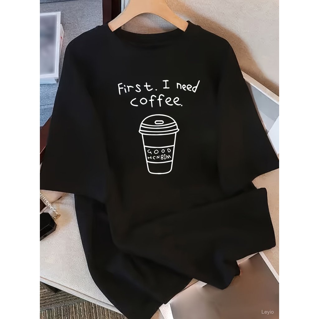 เสื้อยืดแขนสั้นผู้หญิง - ลายกราฟิก "First I Need Coffee" คอวีหลวมสบาย ใส่ได้ทุกฤดู ผ้าเนื้อทนทาน สีขาวบนดำ ซักเครื่องได้