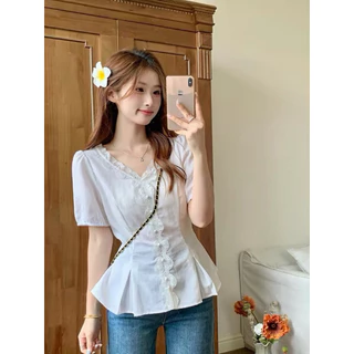 Lalisa🍑พร้อมส่ง🍑เสื้อเชิ้ตแขนสั้นลูกไม้คอวี สไตล์ฝรั่งเศส ทรงกระชับ ใส่ขาวใส เรียบหรู แฟชั่นเซ็กซี่ทันสมัย