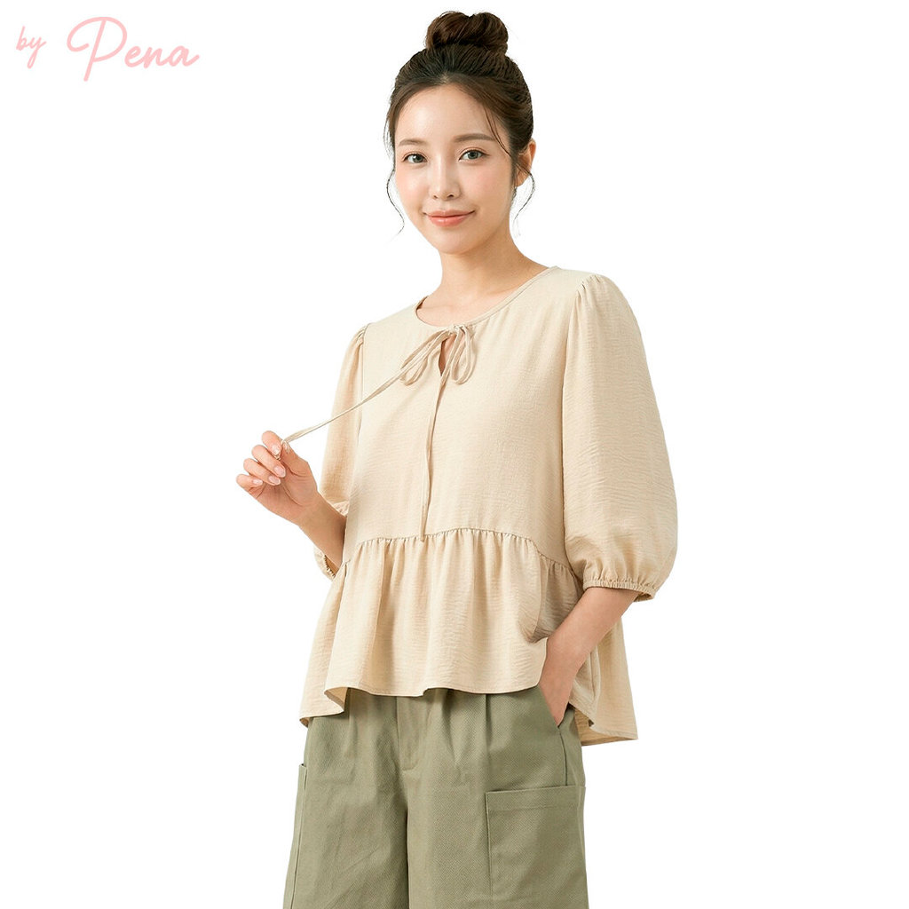 By Pena  เสื้อเบลาส์แขนสั้น ดีไซน์ระบายชายเสื้อ BPSS042601