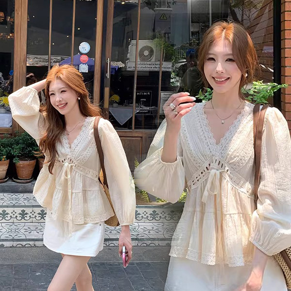 Red Berry เสื้อเบลาส์ผ้าลูกไม้เทนเซลสำหรับผู้หญิง สไตล์ฝรั่งเศส แขนยาว คอวี มีสายผูกเอว 99299