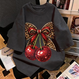 TEE·SHOP🍀 เสื้อยืด oversize เสื้อเท่ๆ เกาหลี "Cherry Bow" เสื้อแฟชั่นใ เกาหลีสไตล์ พิมพ์ลาย ผ้านิ่มใส่สบาย COD
