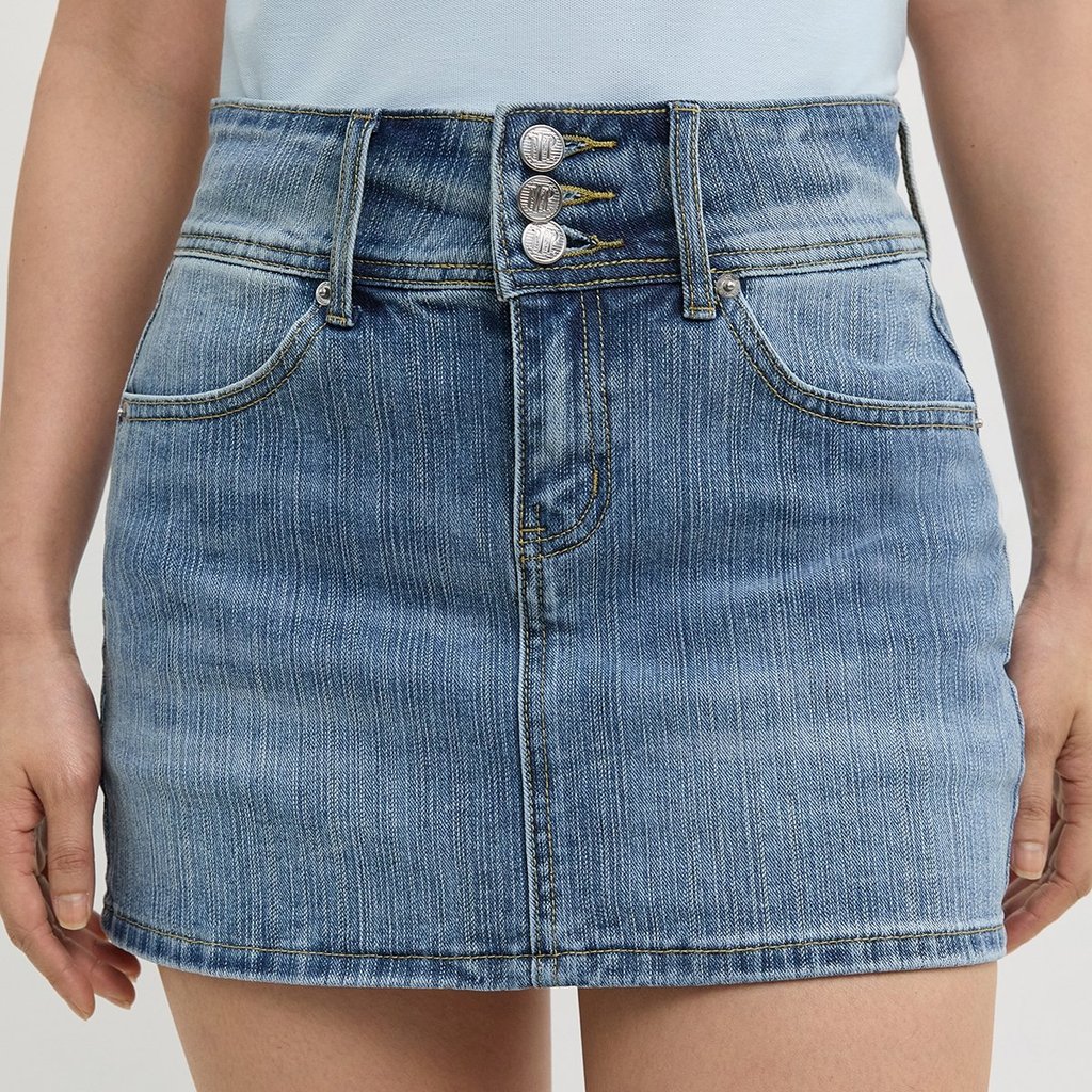 [Pomelo] กระโปรงยีนส์สั้นชายรุ่ยติดกระดุมด้านหน้า / Button Front Denim Mini Skirt — صورة 7