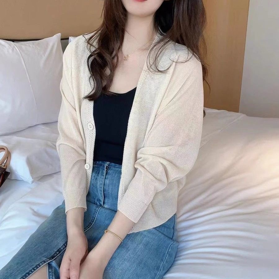 เสื้อคาร์ดิแกนถักคอวีผู้หญิงฤดูร้อนสไตล์ใหม่แฟชั่นทุกการแข่งขันลดอายุสั้นด้านบน Ap
