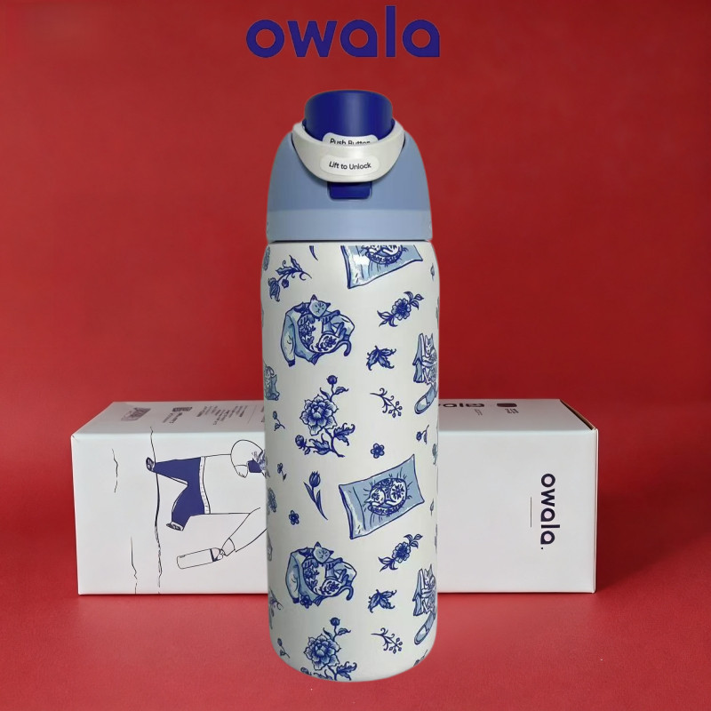 Owala FreeSip 32oz ขวดน้ําฉนวน, Delft Cat พอร์ซเลนสีฟ้าและสีขาว, กระติกน้ําสแตนเลสรั่วสําหรับเดินป่าตั้งแคมป์ยิมท่องเที่ยว
