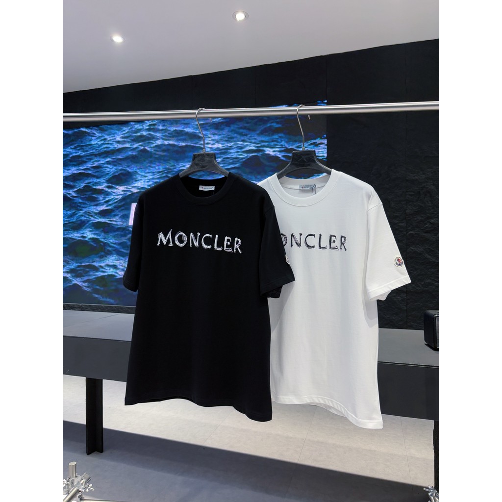 Moncler/Moncler 2026 คลาสสิกรอบคอแขนสั้นเสื้อยืดผู้ชายผู้หญิงสไตล์ตัวอักษรญี่ปุ่นอินเทรนด์ Casual ขน