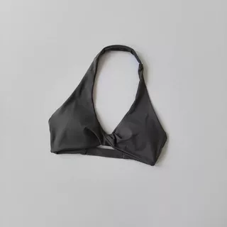 ชุดชั้นในสตรีแบบHalter สำหรับพิลาทิสและโยคะ ออกแบบมาเพื่อการฝึกฝนและการวิ่ง กระชับและสวมใส่ง่าย