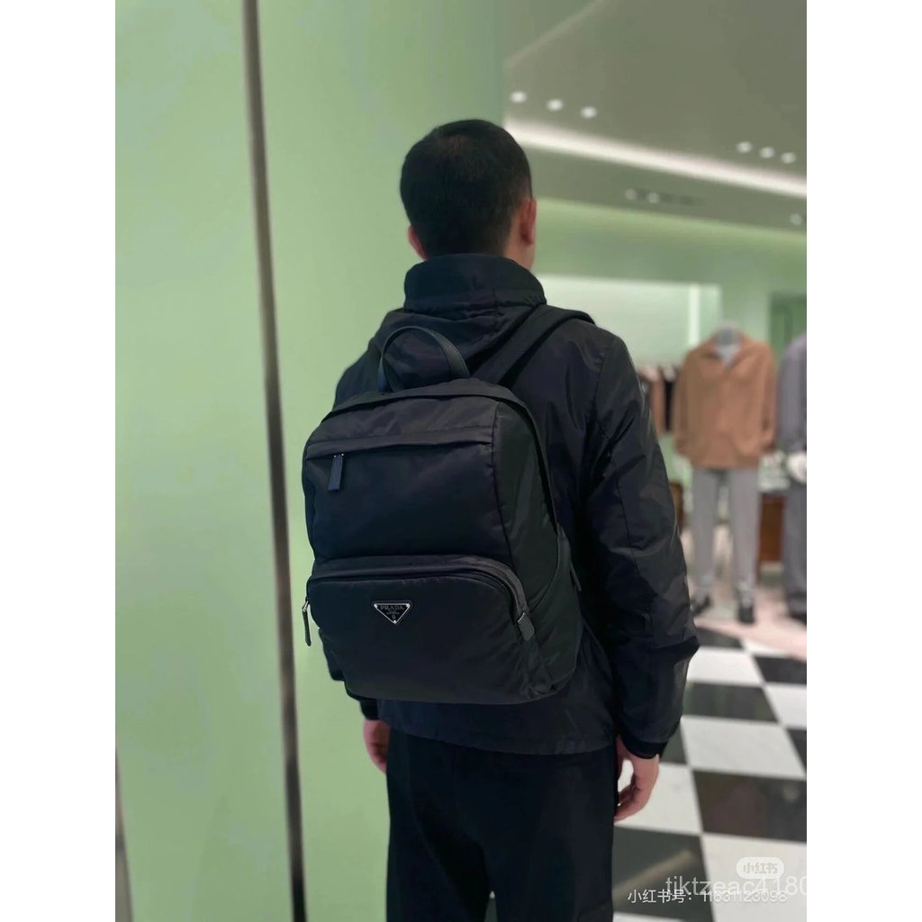 กระเป๋าเป้สะพายหลังสไตล์ใหม่ PRADA ทำจากไนลอน เหมาะสำหรับทั้งผู้ชายและผู้หญิง