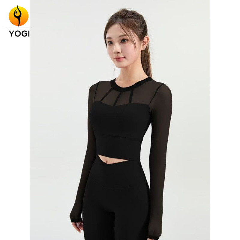 เสื้อยืดแขนยาวสำหรับกีฬาและฟิตเนสมากับแผ่นรองหน้าอก ออกแบบมาในสไตล์โมเดิร์น