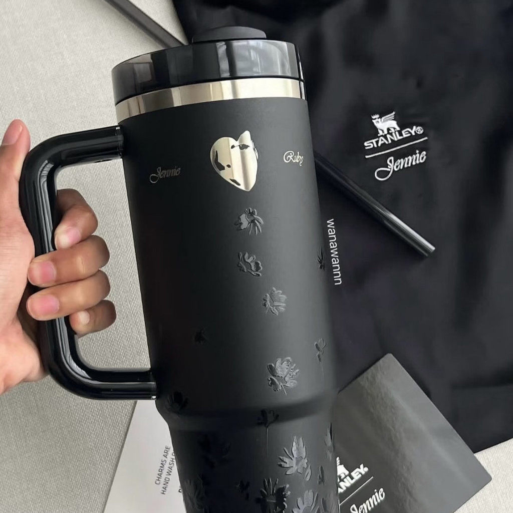 Stanley STANLEYJennie Co-Branded ถ้วยเก็บความร้อนสแตนเลสสีดํา 887ml/30oz ถ้วยน้ําแบบพกพากลางแจ้งความจุขนาดใหญ่