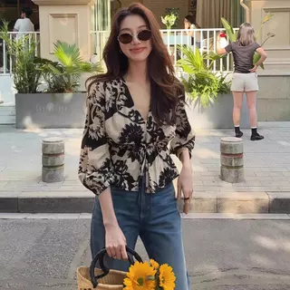 Red Berry เสื้อเชิ้ตแขนยาวคอวีพิมพ์ลายสำหรับผู้หญิงในฤดูใบไม้ร่วง สไตล์ลำลอง มีสายผูกเอวด้านหน้ W698