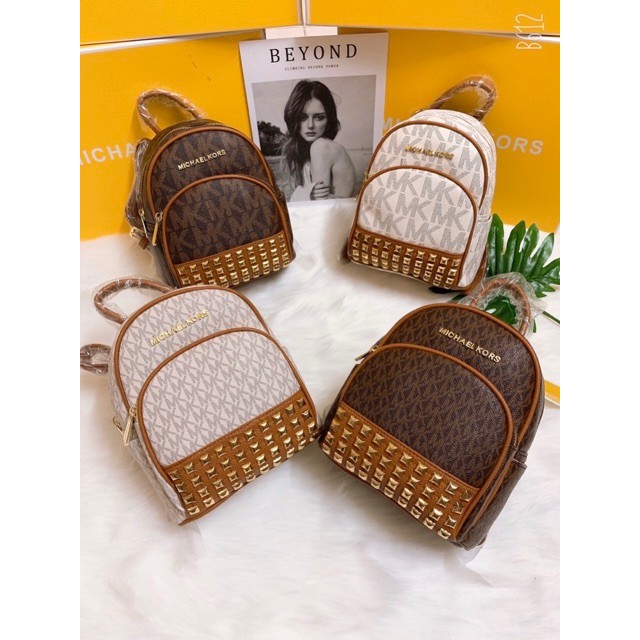 รองเท้าผ้าใบ M&K พร้อมหมุดย้ํา