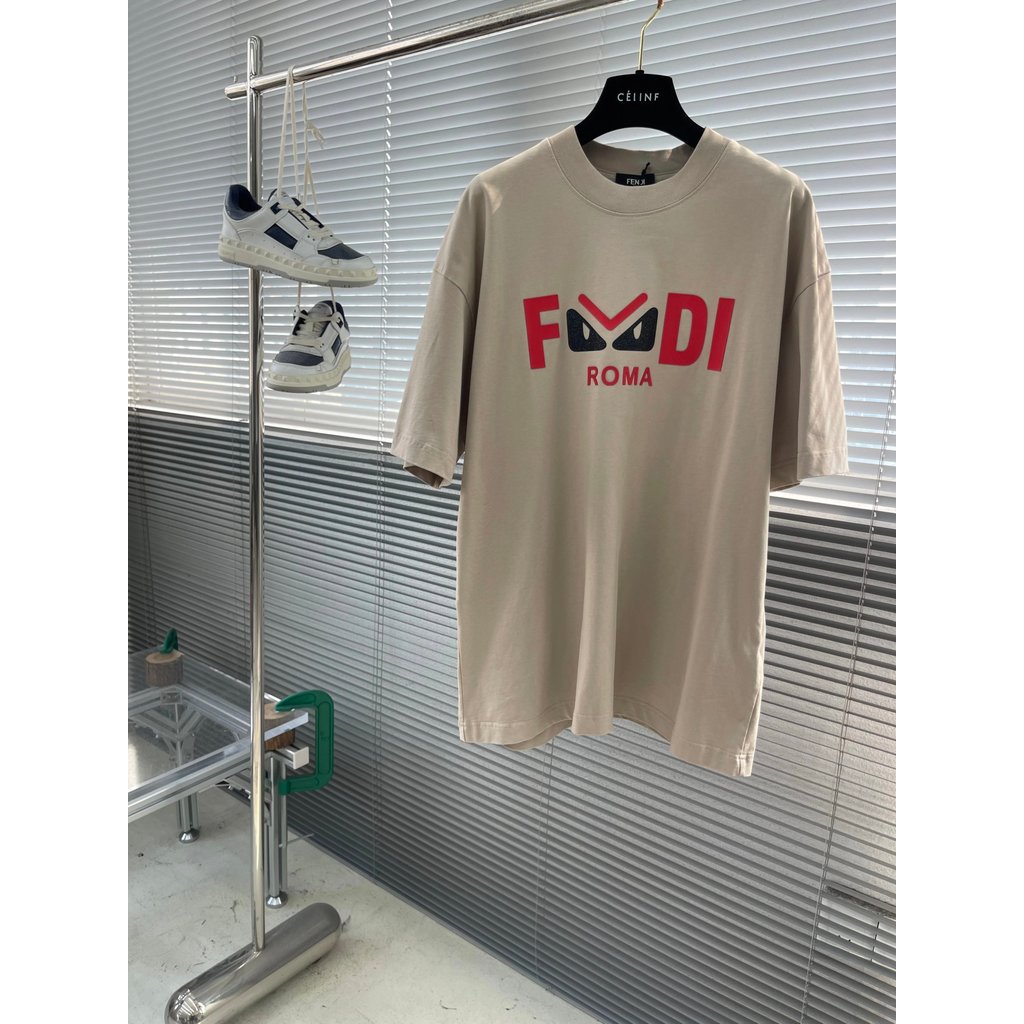 เสื้อยืดแขนสั้นคอกลม Fendi พร้อมลายพิมพ์โลโก้