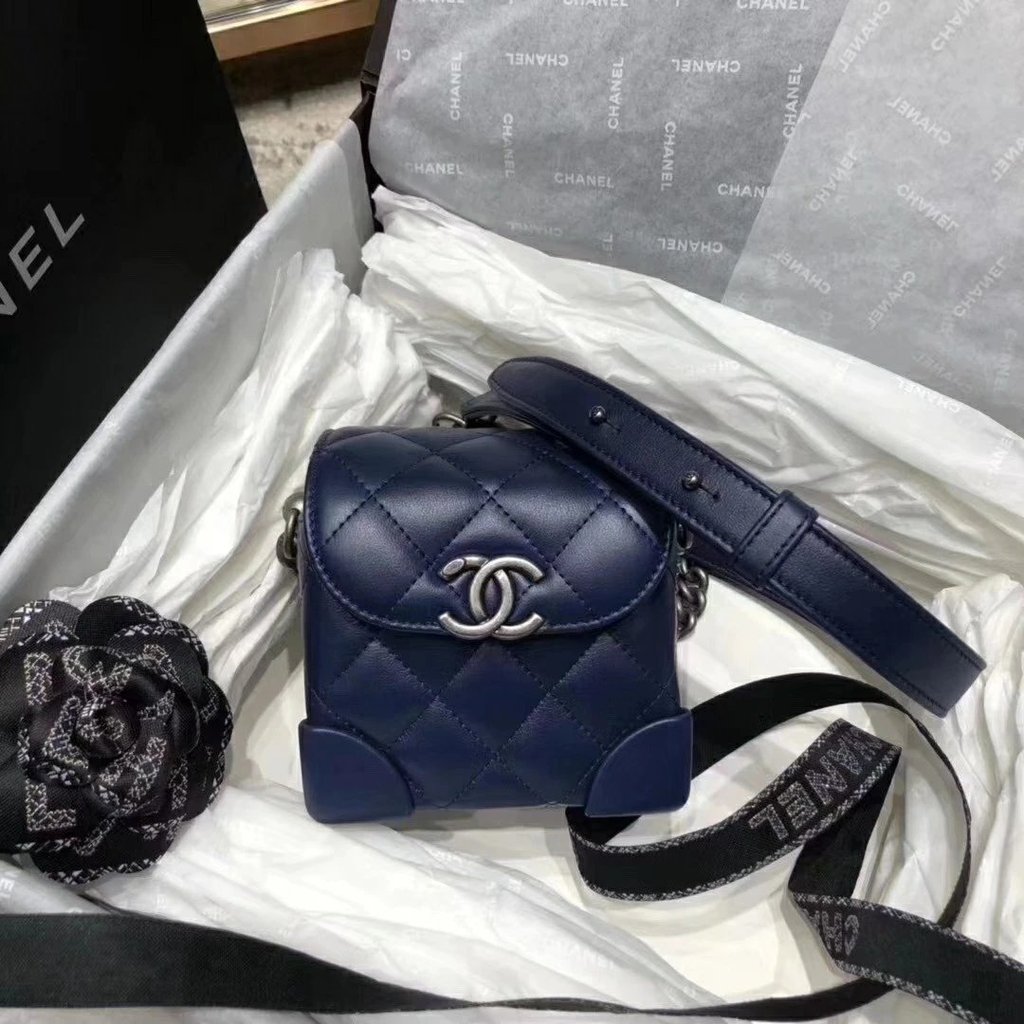 กระเป๋า Chanel สี่เหลี่ยมเล็ก พร้อมสายโซ่เพชร และ flap design