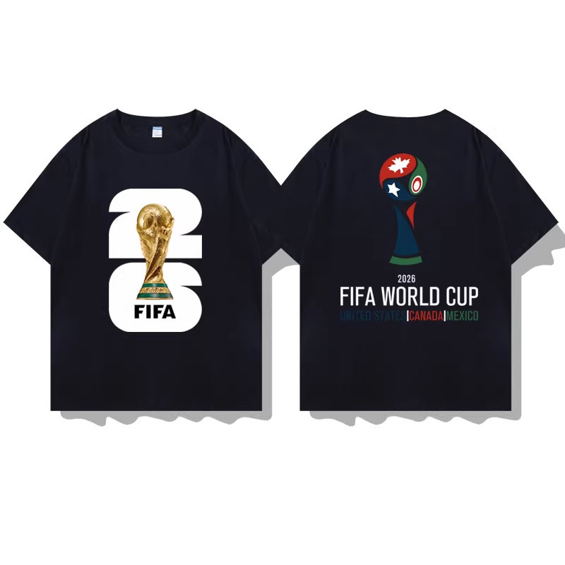 เสื้อยืดแขนสั้นหลวมสีดำ พิมพ์ตราและ Mascot ฟุตบอลโลก สำหรับปี 2026