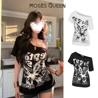 < MOSESQUEEN > เสื้อผ้าสั้นแขนสั้น แบบไหล่เปิด พรินต์ตัวอักษรเซ็กซี่ พร้อมชุดบนสไตล์ที่ผูกสายคลุมหลังแบบผ่อนคลายและหลวม #63648