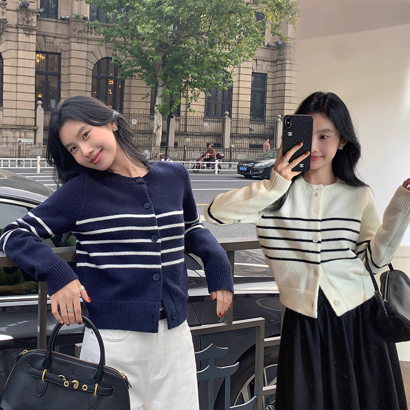 N109 เสื้อไหมพรมแขนยาวคอกลมลายทางสไตล์เรโทรตัวใหม่จาก akifoon.store โดดเด่นด้วยดีไซน์ลำลองที่ช่วยให้ดูผอมเพรียวและสวมใส่