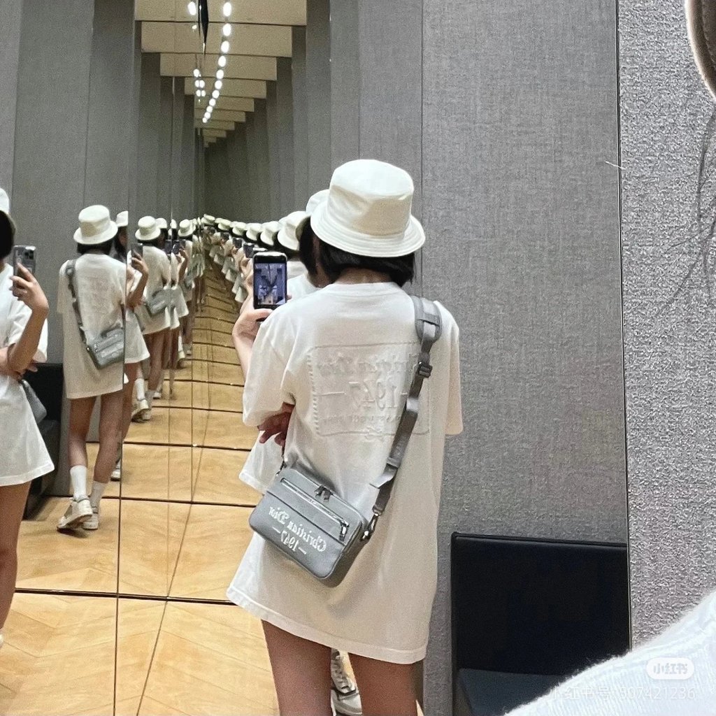 Dior Gravity กระเป๋ากล้องMessenger สไตล์_unisex_ ออกแบบโลโก้ 1947 สำหรับสะพายแนวนอน