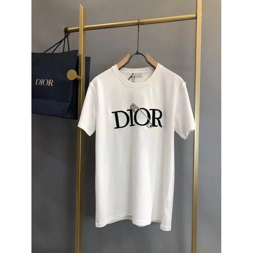 เสื้อเชิ้ตแขนสั้น DIOR สำหรับผู้ชายและผู้หญิง ออกแบบเหมือนกัน โลโก้ใหม่ พร้อมขอบปกเสื้อปักลายละเอียด