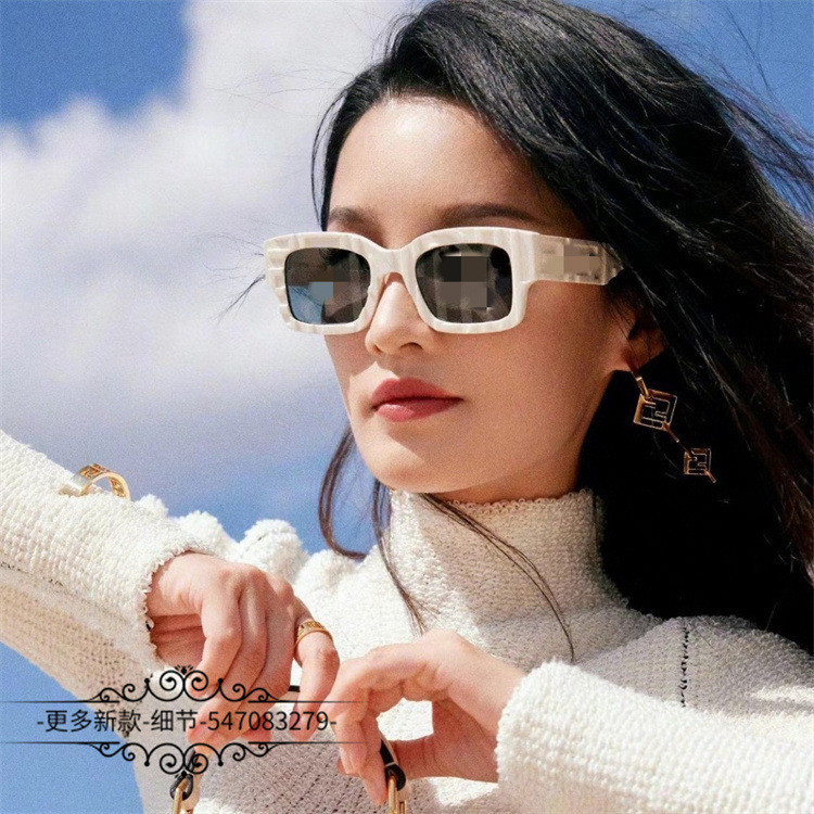 H0CU Fe**i Sunglasses Letter-printed lenses large round-frame sunglasses for women FOL549V1W