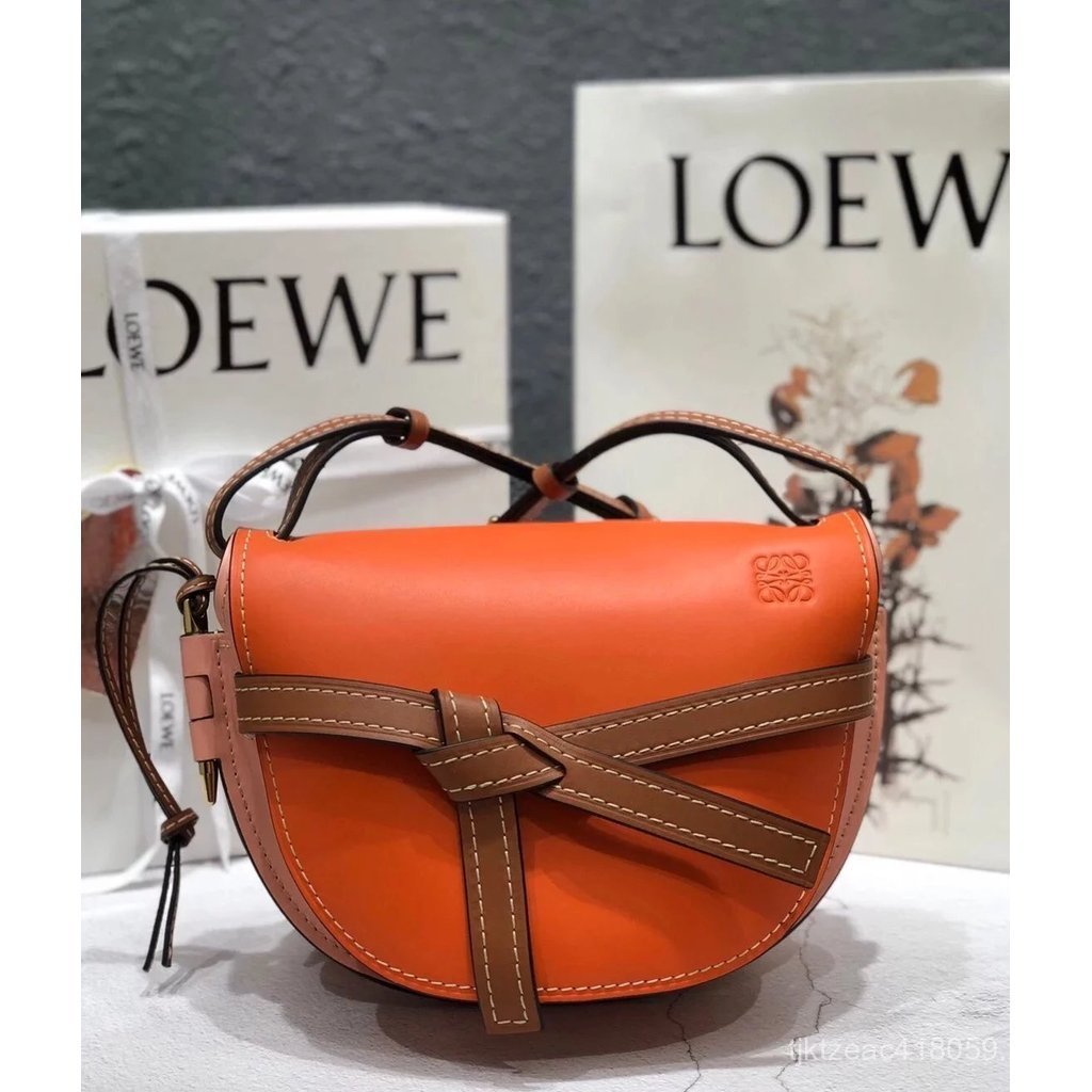 Loewe Coral สีส้มและชมพูกางเกงแซดเดิลบักรุ่นใหม่ สำหรับการท่องเที่ยว