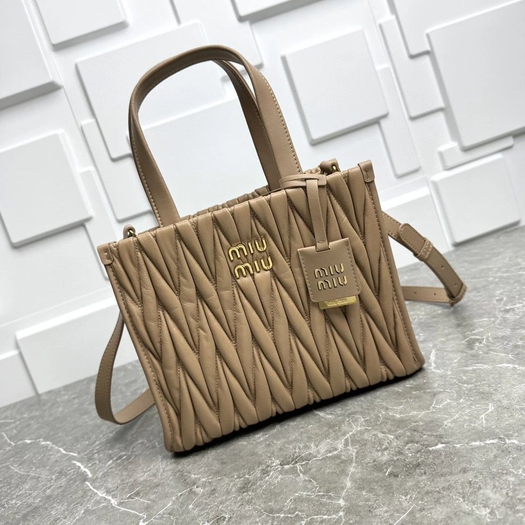 MIUMIU/Mumu [คลังสินค้าพร้อม] Miu New Ladies Lambskin Tote Bag กระเป๋าถือกระเป๋าสะพายไหล่