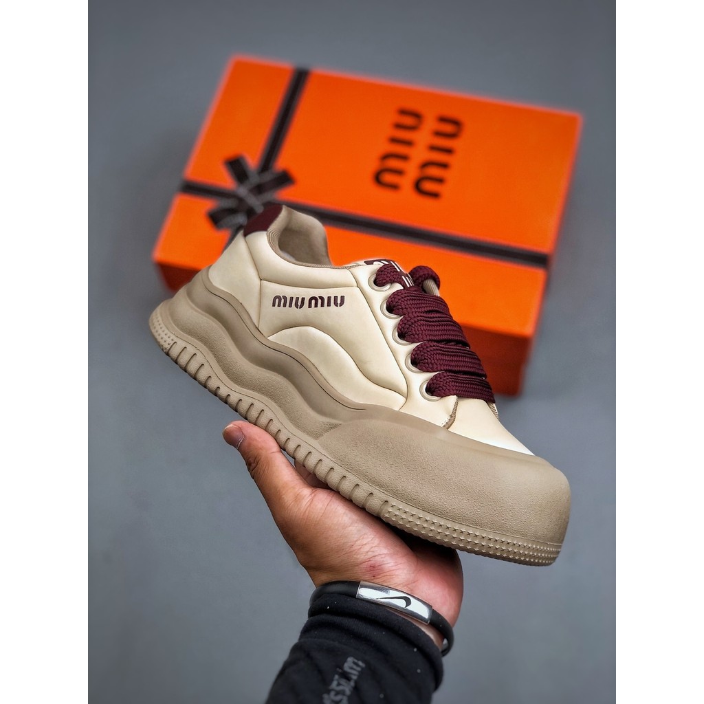 รองเท้าผ้าใบสไตล์เรโทร MiuMiu ดีไซน์คลาสสิค หนังวัวแท้ พื้นหนา ระบายอากาศได้ดี
