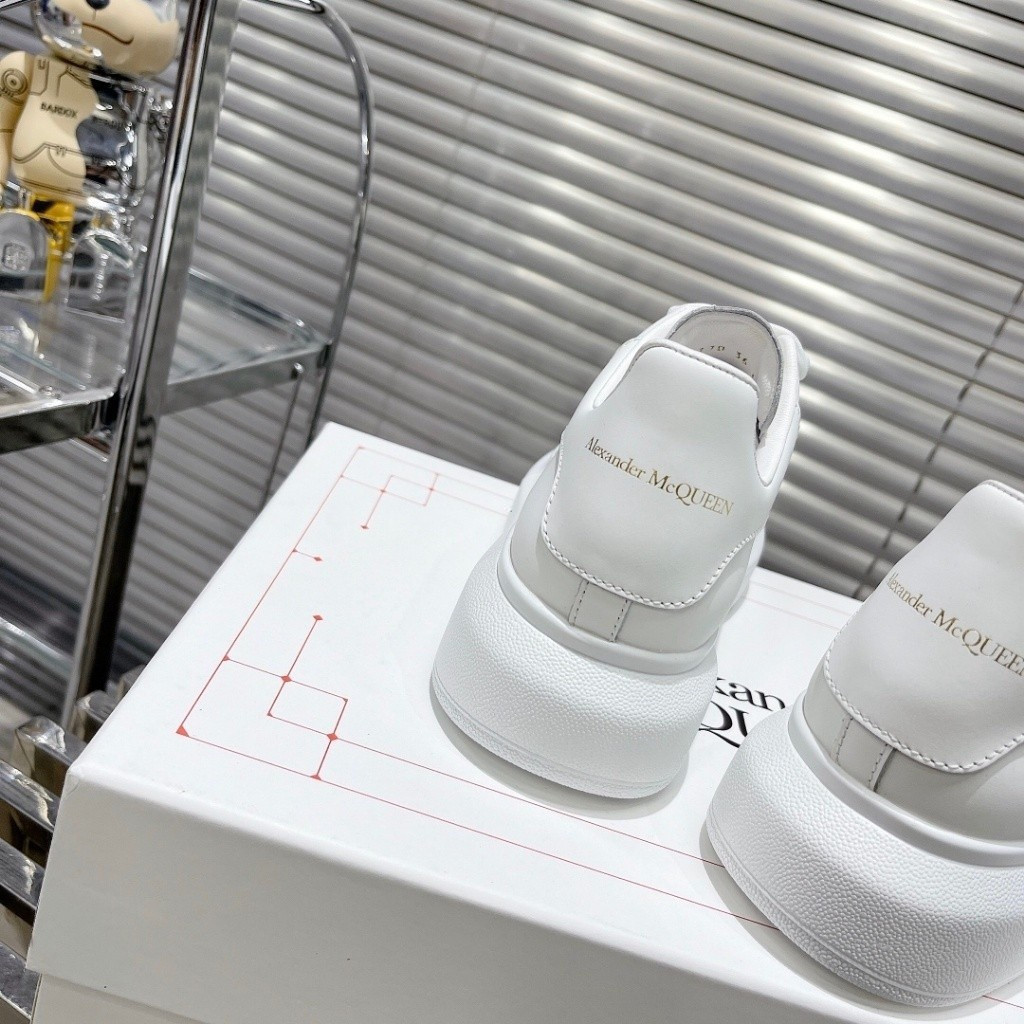 รองเท้าผ้าใบ McQueen MGUR