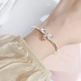 สร้อยข้อมือกระดิ่งปรับได้ ดีไซน์โบว์เงินโลหะ เหมาะสำหรับนักเรียนหญิง ของขวัญวันเกิด