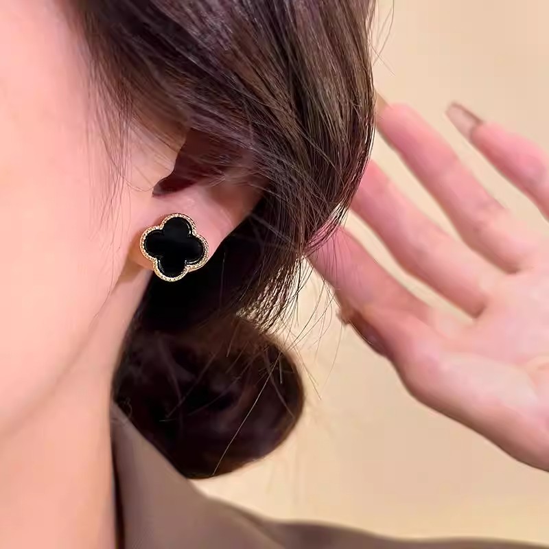 ต่างหูสี่ใบโคลเวอร์เงิน 925 เพชรสุดหรู ดีไซน์เบาๆ และสง่างาม