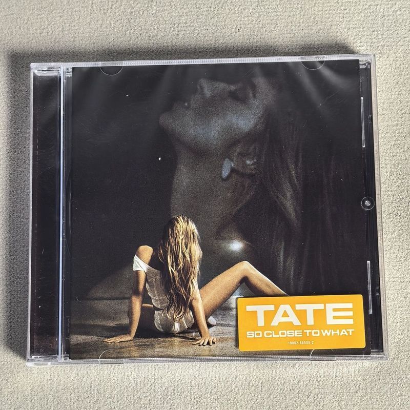 การร้องเพลงและเต้นรําหญิงยอดนิยมทาวเวอร์เสียงสาว Tate McRae So Close to What CD ใหม่เอี่ยมยังไม่ได้เ