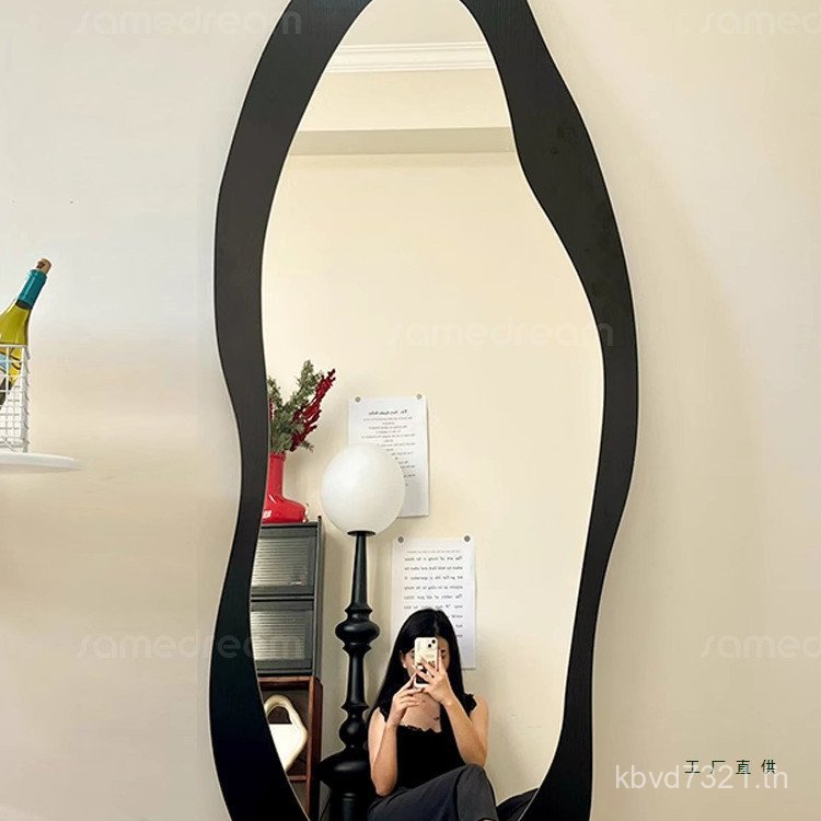 ความรู้สึกสุทธิชั้นยืน Hetero-Shaped สีแดงกระจกติดผนังห้องนอนกระจกติดตั้ง High-End Dressing กระจก Fu
