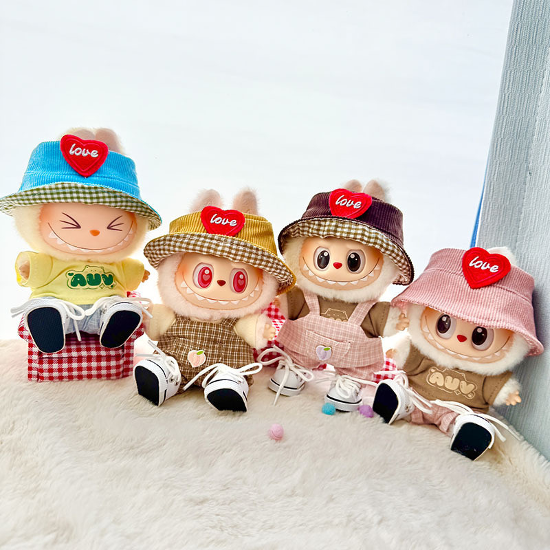 เฉพาะเสื้อผ้ารุ่นที่ 12 Labubu เสื้อผ้าแขวน Labubu นั่งเสื้อผ้าเด็ก Letter Overalls Set