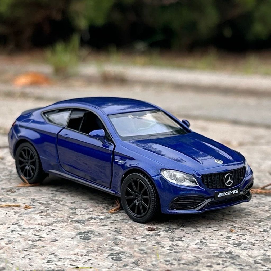 ของแท้ที่ได้รับอนุญาต Mercedes-Benz C63S AMG จําลองรถรุ่นเด็กของขวัญเครื่องประดับรถคอลเลกชันเครื่องป