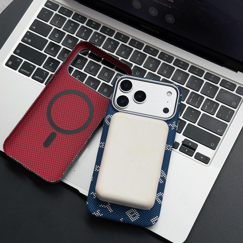 เคสโทรศัพท์ IPhone 17/16/15/Pro/Pro Max | คาร์บอนไฟเบอร์พื้นผิวตัวอักษรสามมิติแม่เหล็กเลนส์โลหะป้องก