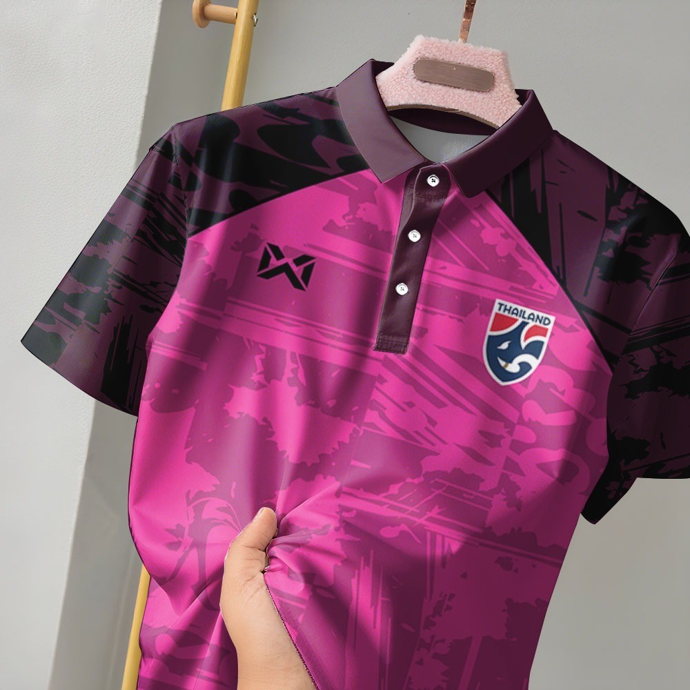 เสื้อโปโลสำหรับคนชอบฟุตบอลจากไทย ออกแบบให้ระบายอากาศและแห้งไว สวมใส่ง่ายทั้งผู้ชายและผู้หญิง โดย War