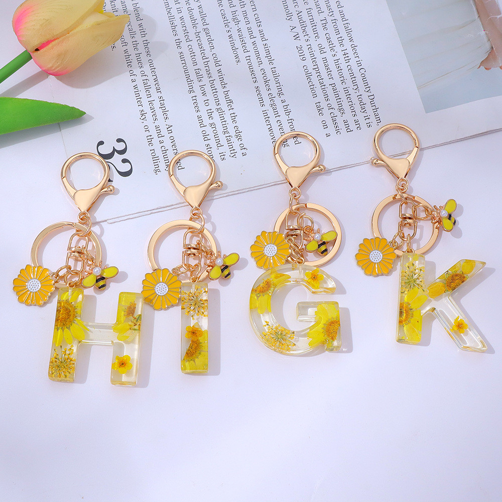 Little Bee Yellow Daisy AZ พวงกุญแจตัวอักษรจี้กระเป๋า Charm ส่วนบุคคล