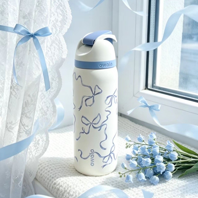 Owala FreeSip 24&32oz ขวดน้ําสแตนเลส 304 ฉนวนพร้อมหลอด – สูญญากาศสามชั้น ป้องกันการรั่วซึม ปราศจาก BPA- โบว์สีน้ําเงิน
