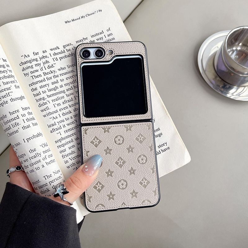 High-End Street Wear Leather เหมาะสําหรับ Samsung Zflip 4/3/2 เคสโทรศัพท์ flip7 Creative Unique Fema