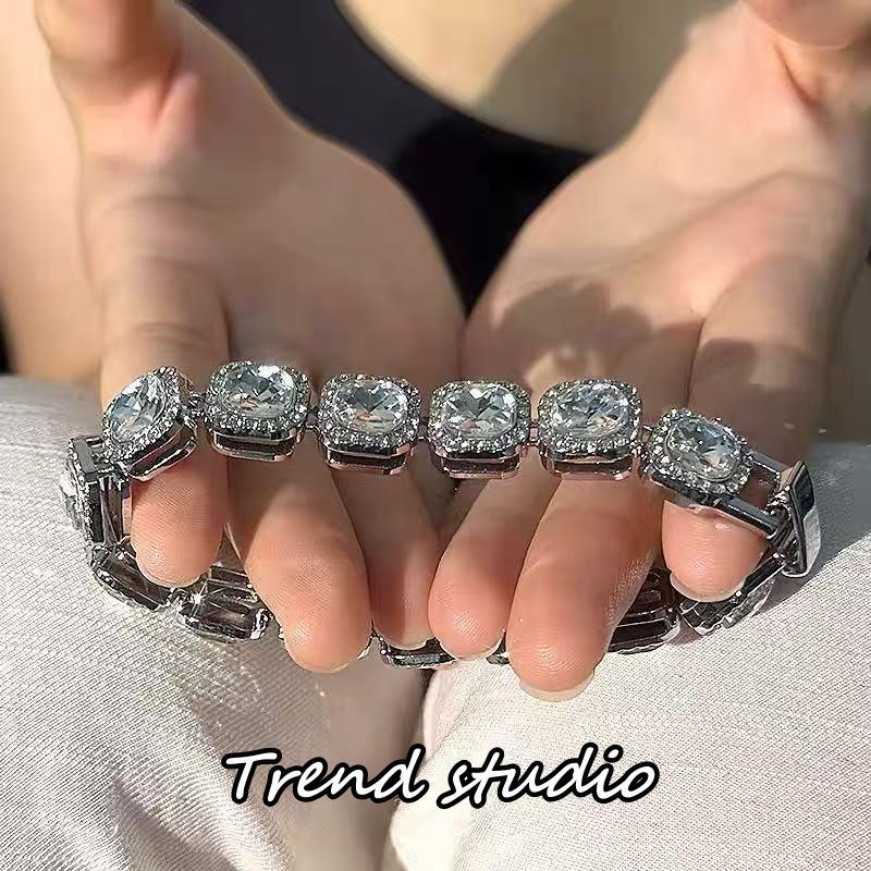 กำไลข้อมือสไตล์ฮิปฮอป ระยิบระยับมาก เหมาะสำหรับใส่ในเวลากลางคืน มีให้เลือกสองสี พร้อมส่งจากไทย