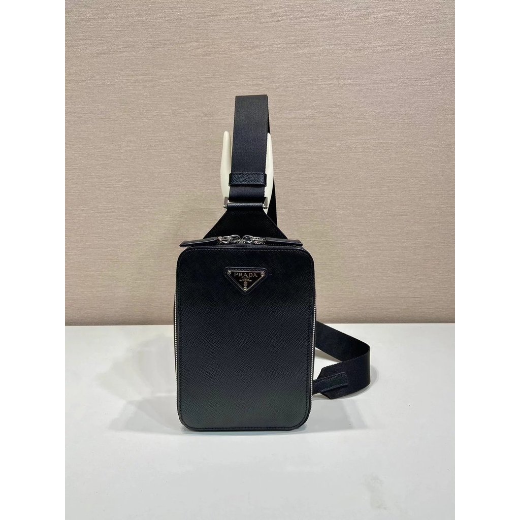 Prada กระเป๋า Messenger รุ่น 2VZ106 สำหรับผู้ชายและผู้หญิง ออกแบบมาให้นำสมัยพร้อมกระเป๋าหน้าอกและเอว