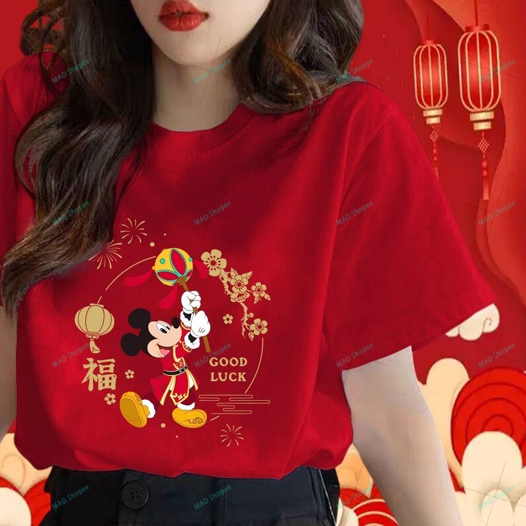 COD✅ (จัดส่งในกรุงเทพฯ) พร้อมส่ง เสื้อปีใหม่ Mickey Mouse 2025 ลายงูจักรราศี  สีแดง สําหรับผู้ชาย ผู