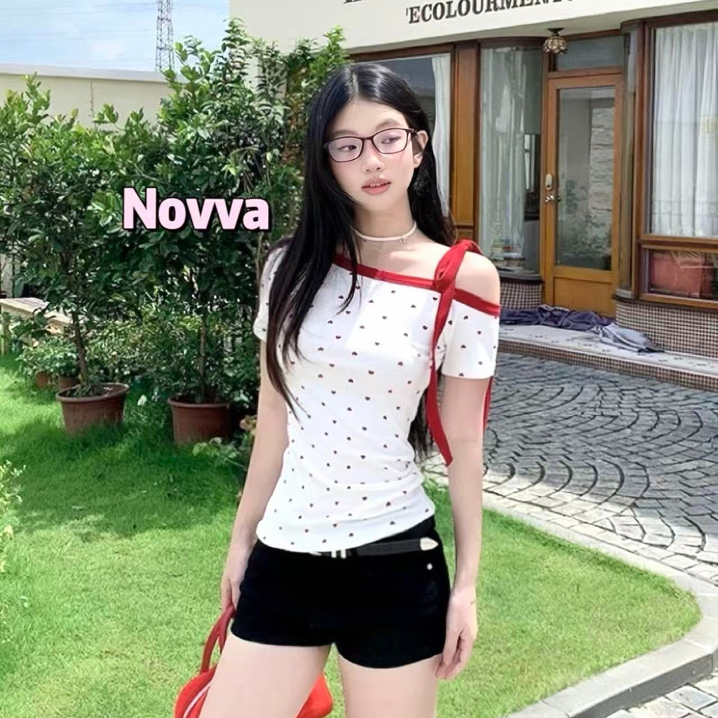 พร้อมส่งในไทย เสื้อยืดแขนสั้นเปิดไหล่ข้างเดียว ดีเทลสายผูกไหล่ ลายหัวใจเต็มตัว น่ารักมาก ไหล่เฉียง