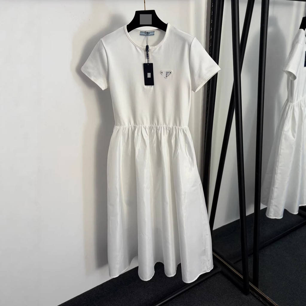 MW7O Pr//a Elegant slim-fit short-sleeve dress with triangular logo on the chest, half-zip and waist