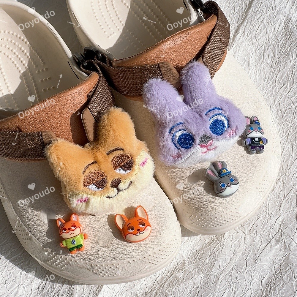 ตุ๊กตา Zootopia Nick &amp; Judy พร้อม charm pins และ clog รองเท้าแตะ ที่สามารถถอดประกอบเองได้