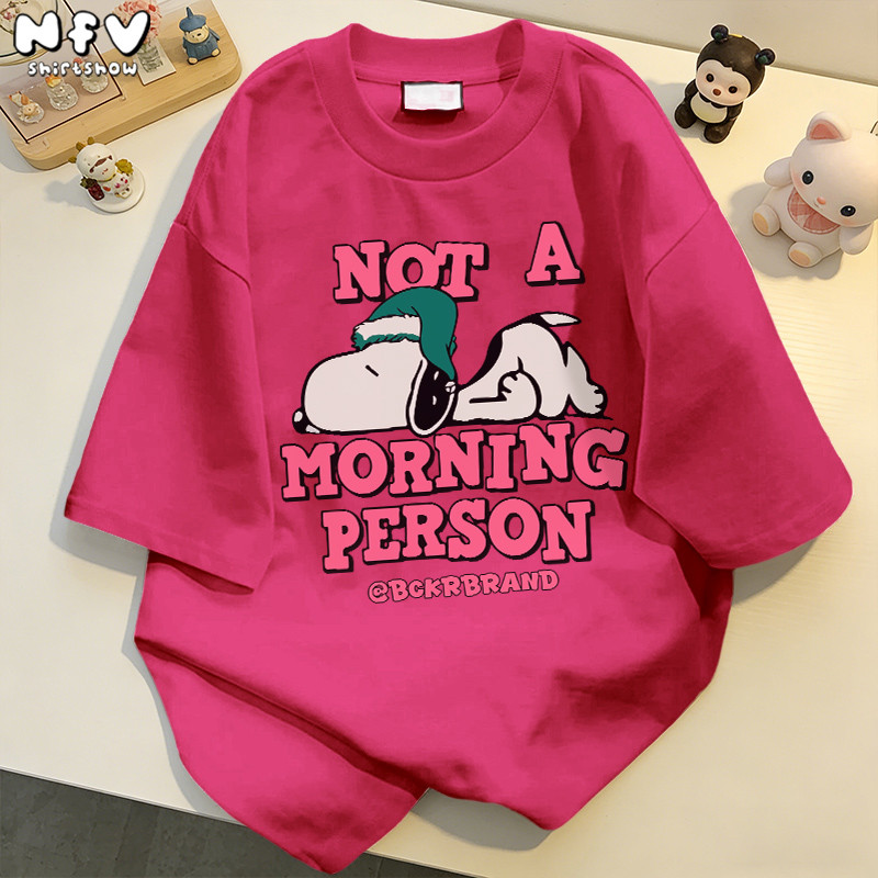 【จัดส่งตลอด 24 ชั่วโมง】NFV เสื้อยืดแขนสั้นคอกลม🐱สไตล์เกาหลี ลายแมวน้อยสีดำ ทรงหลวม อ่อนนุ่ม ระบายอากาศ ผ้าฝ้าย YG438