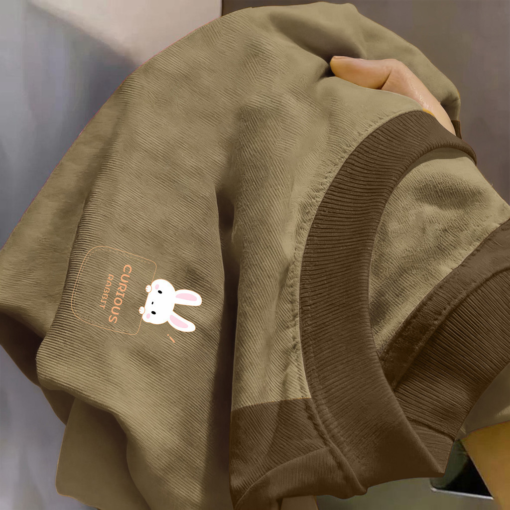 TeeTwoOneเสื้อสีดํา oversizeการบล็อกสีแบบแร็กแลน ผ้าCotton100% แขนสั้น ใส่สบาย ไม่ต้องรีด ลาย "CURIOUS Rabbit"【COD】